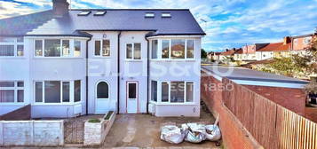 5 bedroom end of terrace house