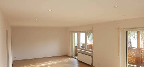 attraktive 2,5 Zimmer-Whg. mit EBK, Balkon und Carport in Königsbach