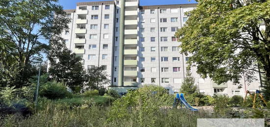 Schöne 3-Zimmer-Eigentumswohnung im 7.OG mit Loggia und Blick ins Grüne - Renovierungsbedarf