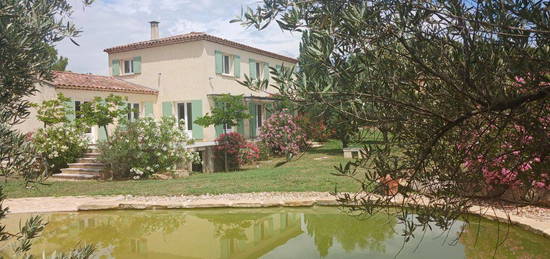 Bastide provençale avec piscine.Plus parcelle constructible. A 5 mn d'Aix en Provence et gare TGV