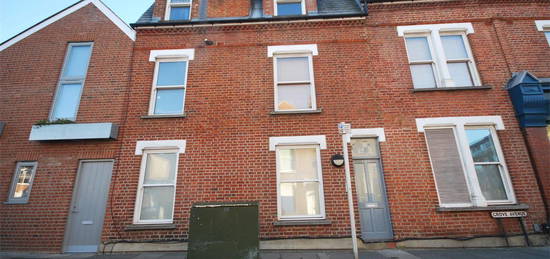 Flat to rent in Heath Road, Twickenham TW1