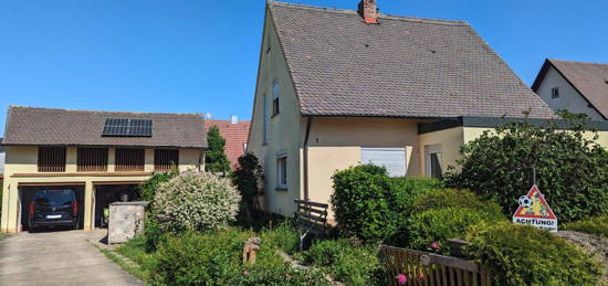 Einfamilien Wohnhaus mit Garage und Garten