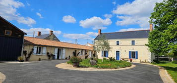 Magnifique Maison en Pierre Rénovée avec Dépendances sur Terrain Clos- Possibilité Gîte