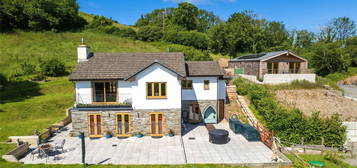 6 bed detached house for sale