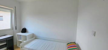 648474 - Quarto com cama de solteiro em...