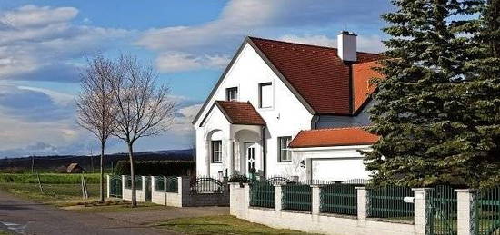 + Einfamilienhaus mit Terrasse, Garten und Garage +