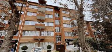 ÖZCAN EMLAK DAN 100.YIL DA CADDE ÜZERİ 2+1 YALITIMLI,KOMBİLİ,BOŞ