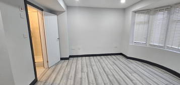 Studio to rent in Francis Road, Greenford UB6