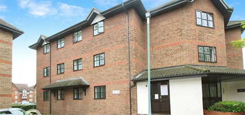 Flat to rent in Hardwick Crescent, Dartford, Kent DA2