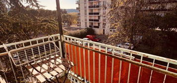 Studio avec balcon ( Aix en Pce )