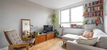 Flat to rent in Arcola Street, London E8