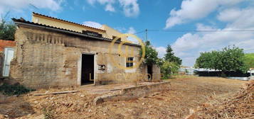 Casa isolada para restaurar, com terreno de 525m2 situada em Paderne