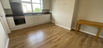 Flat to rent in Russell Lane, London N20