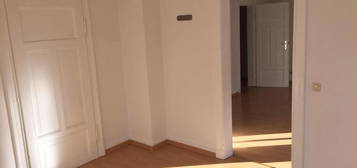 Schöne 2 Zimmer Altbau-Wohnung in zentraler Lage