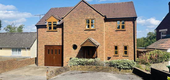 4 bed detached house to rent