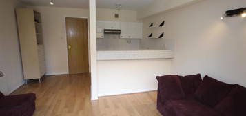 Flat to rent in Cotton Avenue, North Acton W3