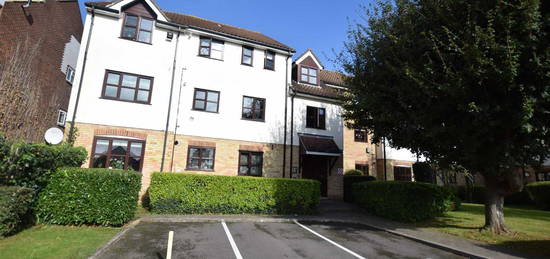 Flat to rent in Lea Court, The Ridgeway, Chingford E4