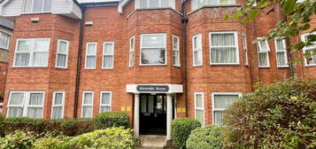 Flat to rent in Holden Road, London N12