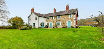 5 bedroom detached house