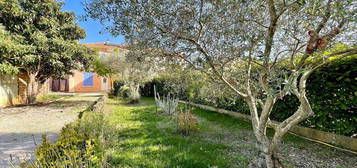 Maison avec deux chambres, garage et jardin