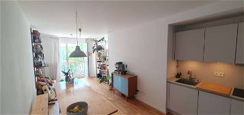 1100 € - 47 m² - 1.5 Zi.
18.05 - 16.06

Subrent our sunny appartement in Kreuzberg.
