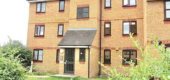 Flat to rent in Redford Close, Feltham TW13