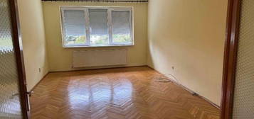 Apartament cu trei camere &#351;i garaj, zona ultracentral&#259;.