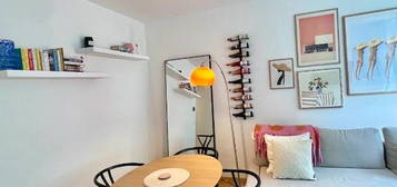 Well lit flat (1 bdrm + den/office) in De Baarsjes