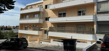 Arrendamento de Apartamento T3  na rua Dom Diniz, 14