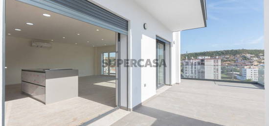 Penthouse T3+1 com terraço 63m2 e box para 3 viaturas em Odivelas