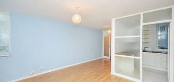 Flat to rent in Beckenham Grove, Bromley BR2