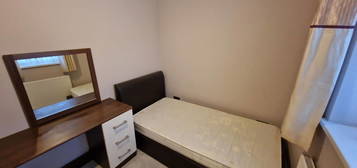 Room to rent in Westrow Drive, Room 4, Barking IG11