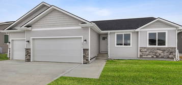 154 NE Wildflower Dr, Pleasant Hill, IA 50327