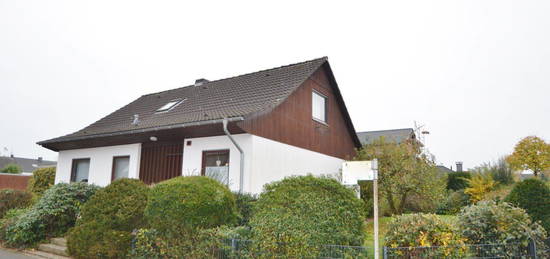 Gepflegtes Einfamilienhaus mit Vollkeller und Garage auf einem Eigentumsgrundstück in beliebter Lage.