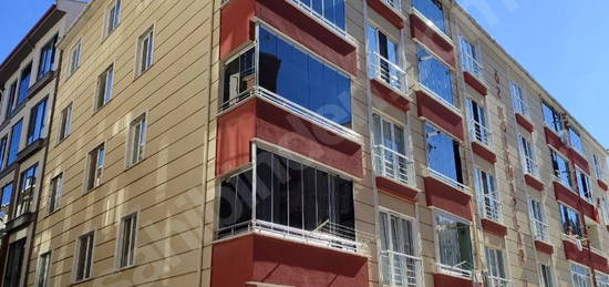 KARAKAŞ MAHALLESİ'NDE KAPALI BALKONLU KİRALIK 2+1 DAİRE