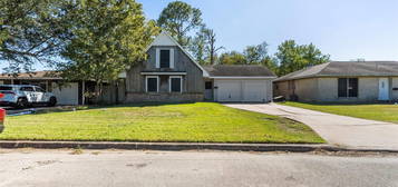 913 Temple Dr, Hitchcock, TX 77563