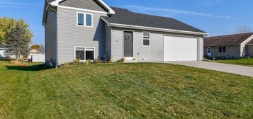 517 Southridge Dr, New London, WI 54961