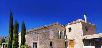 Rochefort du Gard (30) meublé 2 pièces 36 m² dans propriété haut de gamme entourée de vignes, calme. 10 min d'Avignon. Clim. Bail meublé. Etat neuf. Équipement et décoration haut de gamme