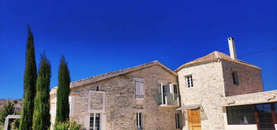 Rochefort du Gard (30) meublé 2 pièces 36 m²  dans propriété haut de gamme entourée de vignes, calme. 10 min d'Avignon. Clim. Bail meublé. Etat neuf. Équipement et décoration haut de gamme