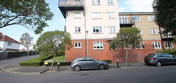 Flat to rent in Ercolani Avenue, High Wycombe HP13