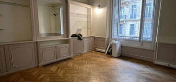 À Vendre : Appartement Rez-de-Jardin d’Exception à Rénover – Place Delibes, Rue Paradis