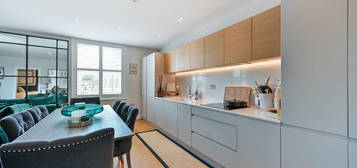 Flat to rent in Bridge Road, Hampton Court, East Molesey KT8