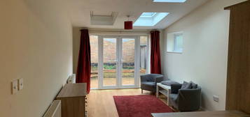 Flat to rent in St Albans Road, Watford WD24