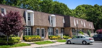 100 Villa Dest Dr Apt D03, Coram, NY 11727