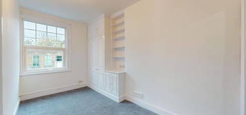 Flat to rent in Bassein Park Road, London W12