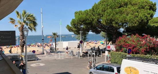 Studette avec vue sur la plage centrale