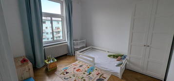 Charmante 4-Zimmer-Altbauwohnung mit großem Balkon im Holzhausenv