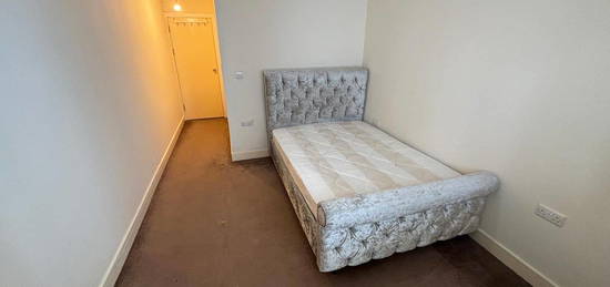 Room to rent in Athelstan Road, Romford RM3