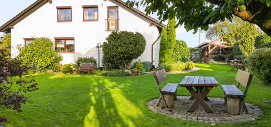 Einfamilienhaus mit großem Garten und ausgebautem Dachgeschoss (2. Bad / Küche) in Hitzhofen!