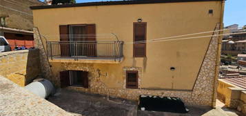 Casa indipendente in vendita in via Fazzi, 19